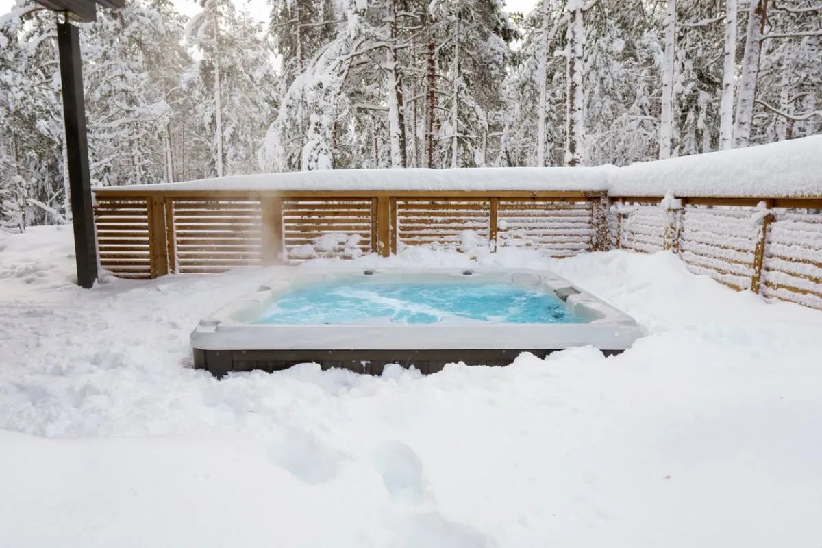 Comment bien hiverner son spa jacuzzi ? Nos conseils pour un hivernage réussi