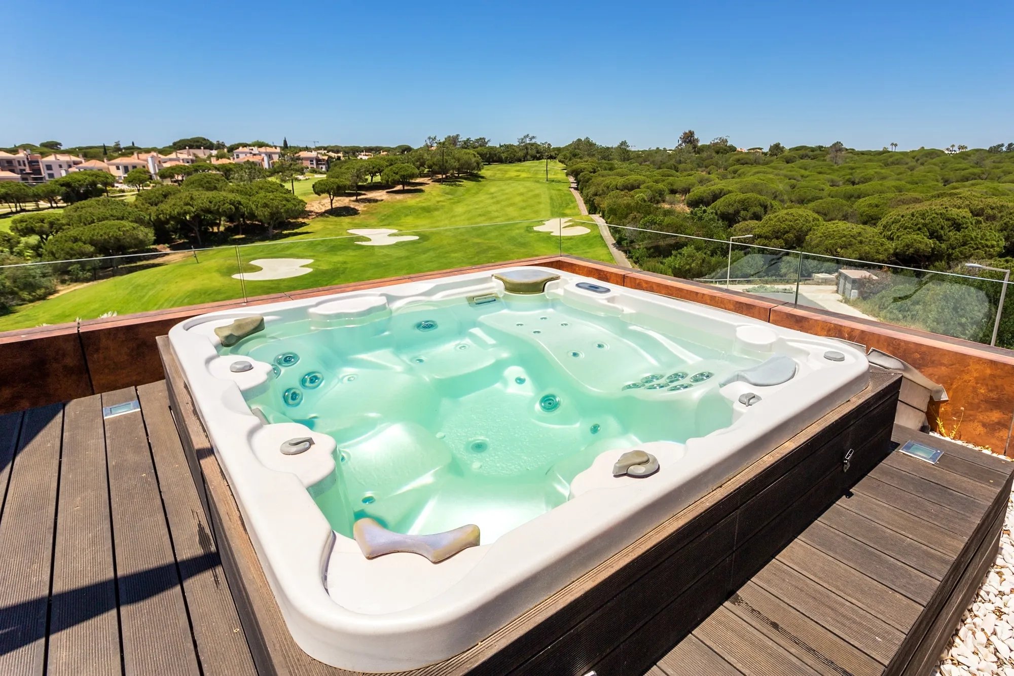 Spa et jacuzzi en hiver : profiter de votre installation toute l’année